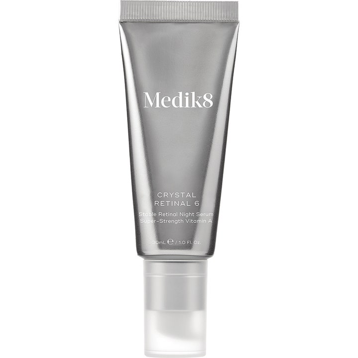 Medik8 Crystal Retinal 6 30 ml nattserum med retinal som förnyar huden i en silvrig tub med genomskinlig kork