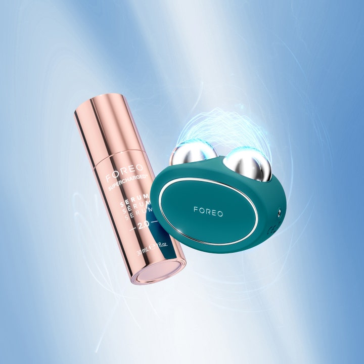 FOREO BEAR 2 Evergreen 1 st mikroström FOREO ger ansiktslyft utan kirurgi hemma bredvid roséguldfärgat serum.