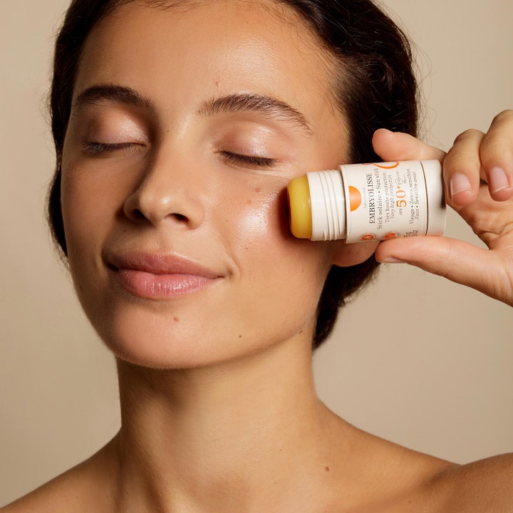Embryolisse Sun Stick SPF50+ 15 g solkräm i stiftformat som stryks över kinden för högt UV-skydd