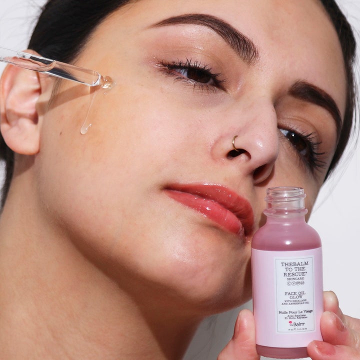 the Balm theBalm to the Rescue Face Oil Glow Serum 30 ml ger lyster med abyssinian ansiktsolja på huden