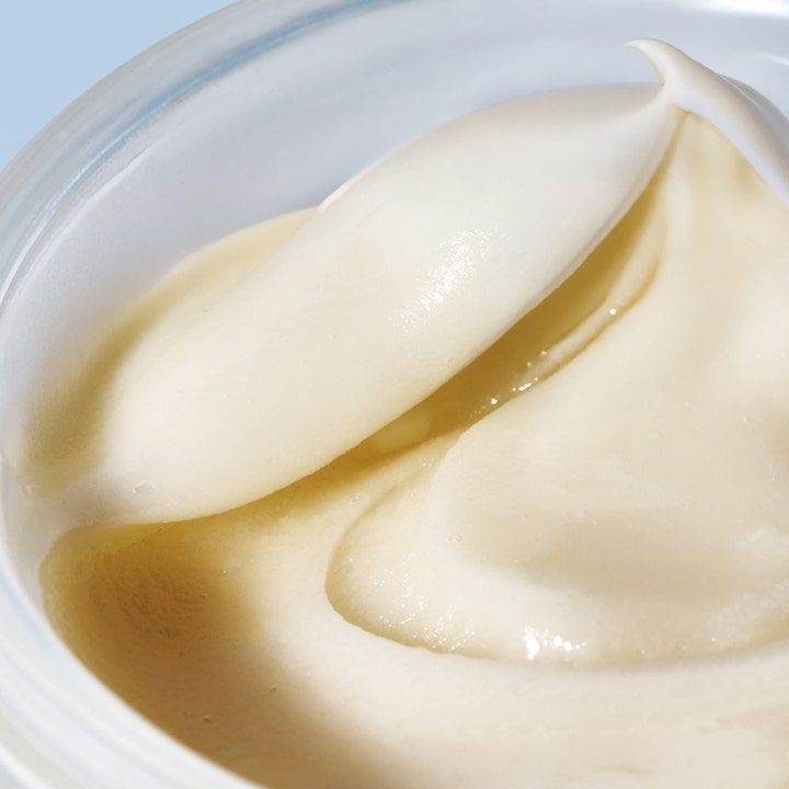 RMS Beauty Coconut Clean Cleansing Balm 100 g ansiktsrengöring med kokosolja visar en rik och krämigt mjuk textur.