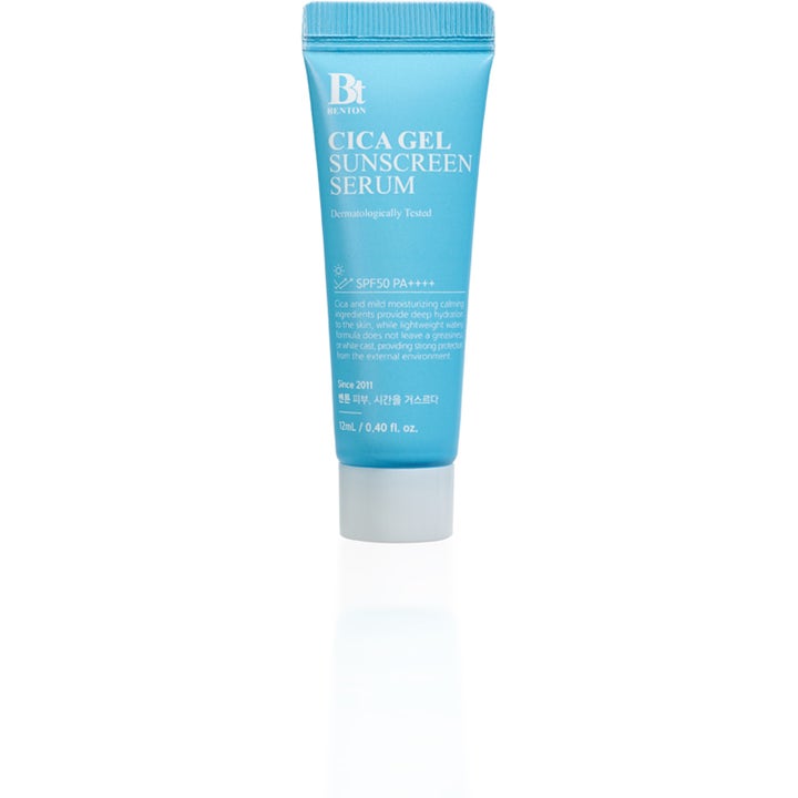 Benton Cica Gel Sunscreen Serum 12ml uv-skydd ansiktsserum ger lugnande vård i en liten ljusblå tub med vitt lock.