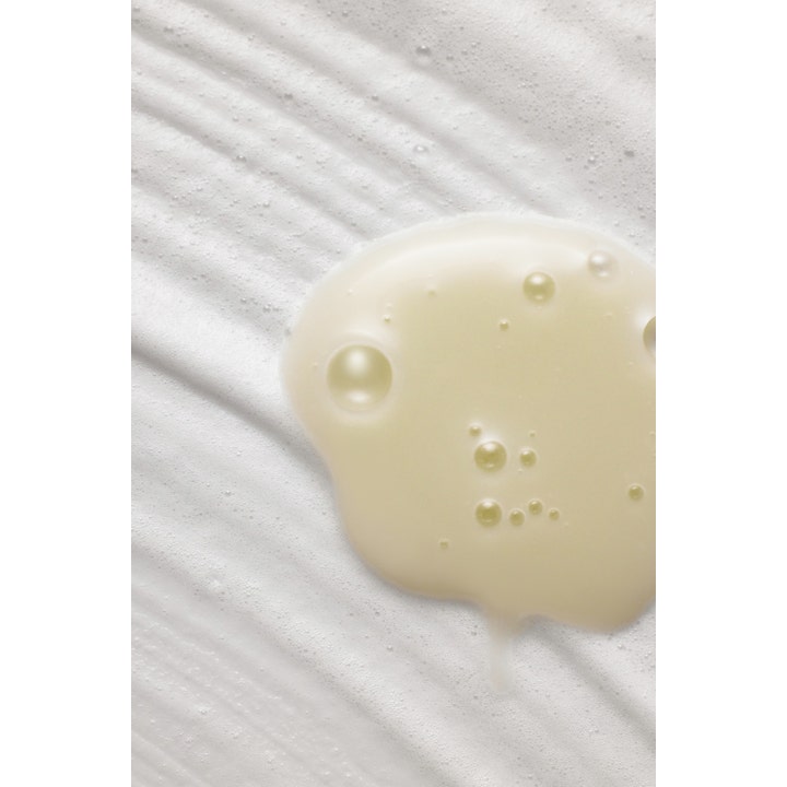 By Wishtrend Green Tea Enzyme Powder Wash 110 g ger lyster med krämigt vitt skum och en ljusgrön gelbubbla med små bubblor.