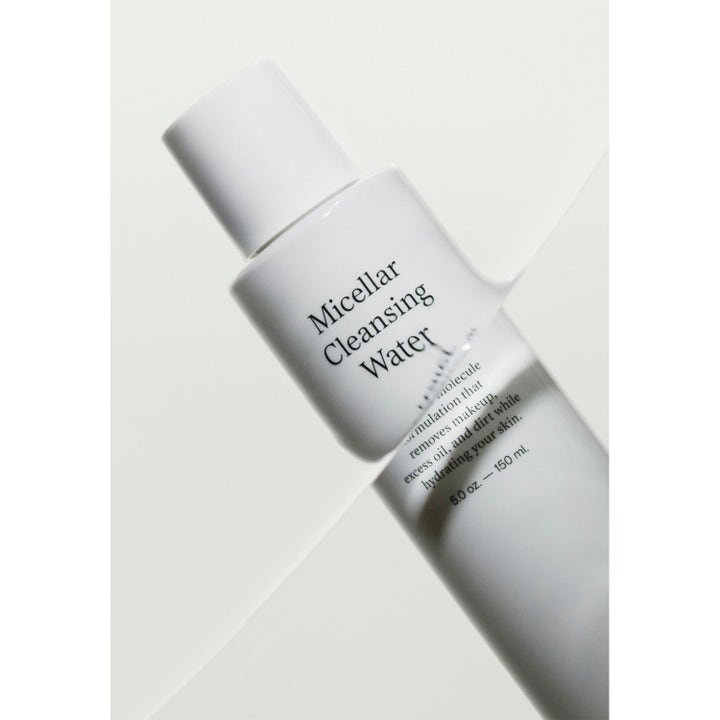 Jorgobé Micellar Cleansing Water 150 ml fuktgivande micellärvatten i vit flaska som rengör och återfuktar huden.