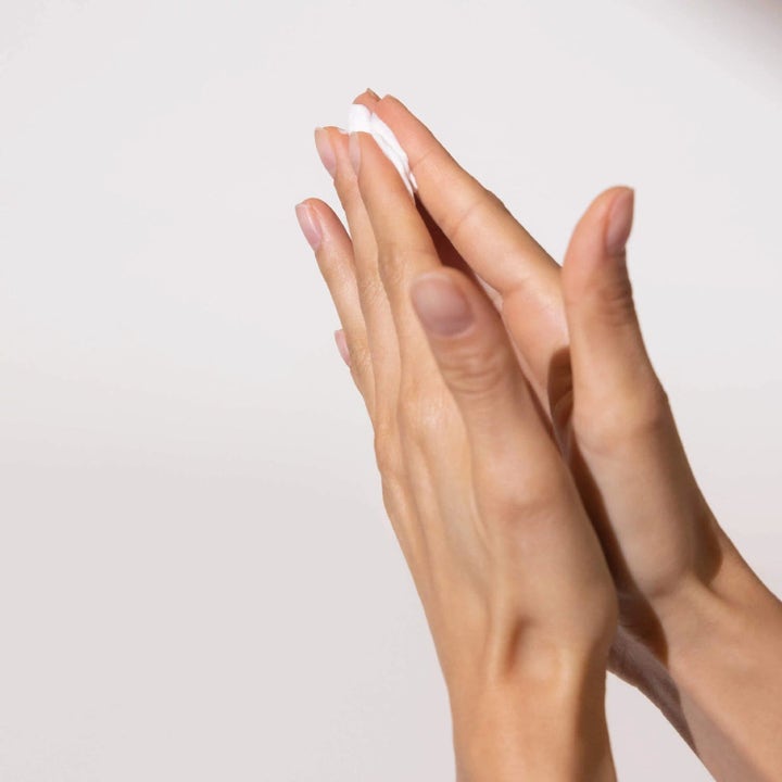 Dermalogica Clear Start Clearing Defense SPF30 solskydd mot orenheter med vit kräm på fingertopparna