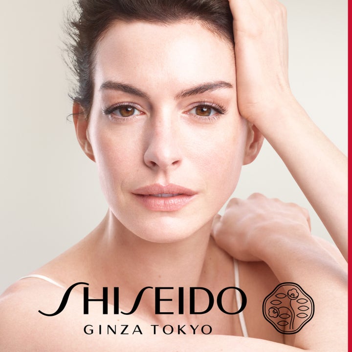 Shiseido Vital Perfection Advanced Day Cream 50 ml dagkräm ger fasthet och visas på kvinna med strålande hy