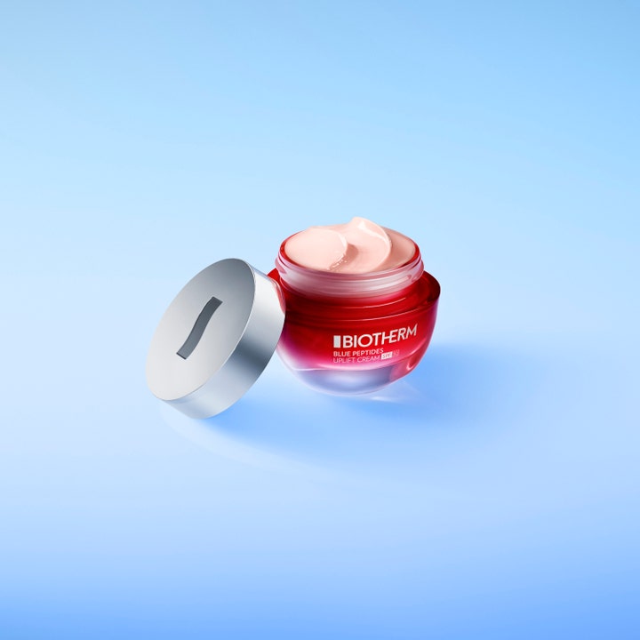 Biotherm uppstramande ansiktskräm Blue Peptides Uplift 50 ml med rosa textur i röd glasburk och SPF 30