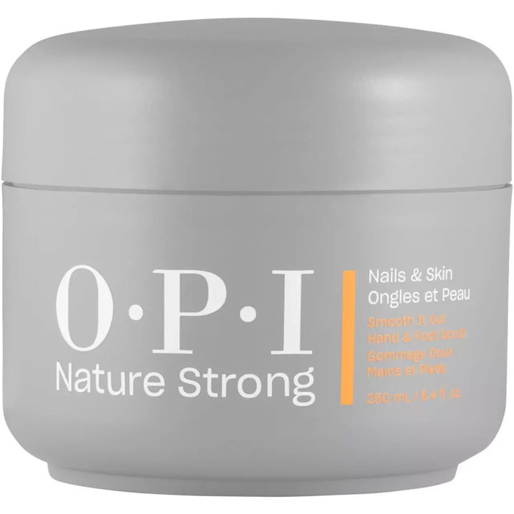 OPI Nature Strong Smooth It Out Hand & Foot Scrub 250 ml ger mjukare hud i en matt grå plastburk med vit text.