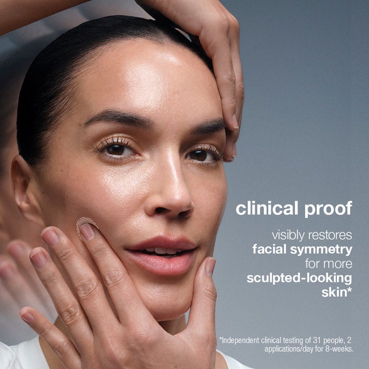 Dermalogica Neurotouch Symmetry Serum Duo hudvård för skulpterad hud visat på kvinna med kliniskt bevisad symmetri.