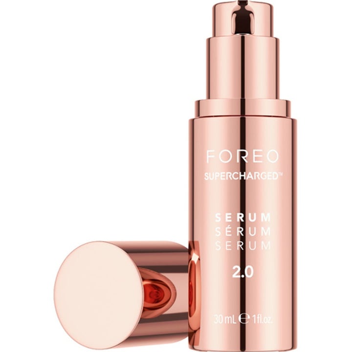FOREO Supercharged Serum 2.0 30 ml återfuktande ansiktsserum i glänsande roseguldfärgad flaska med pump och lock