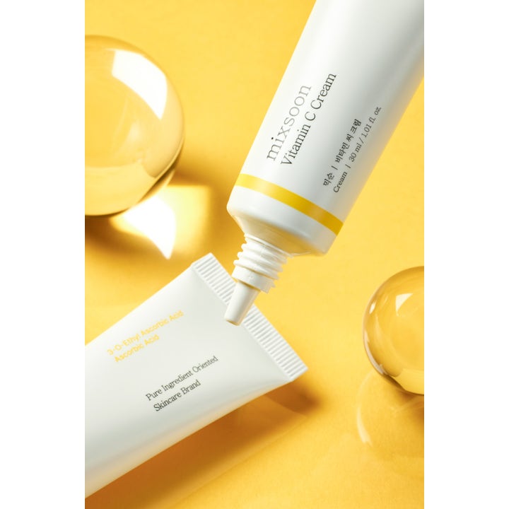 Mixsoon Vitamin C Cream 30 ml lystergivande ansiktskräm i vita tuber på gul bakgrund med glaskulor