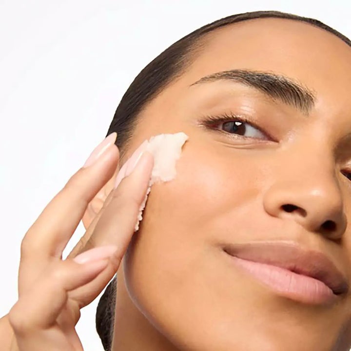Murad Lipid-Enriched Double Cleansing Balm 50 ml närande ansiktsrengöring som en person applicerar på sin kind