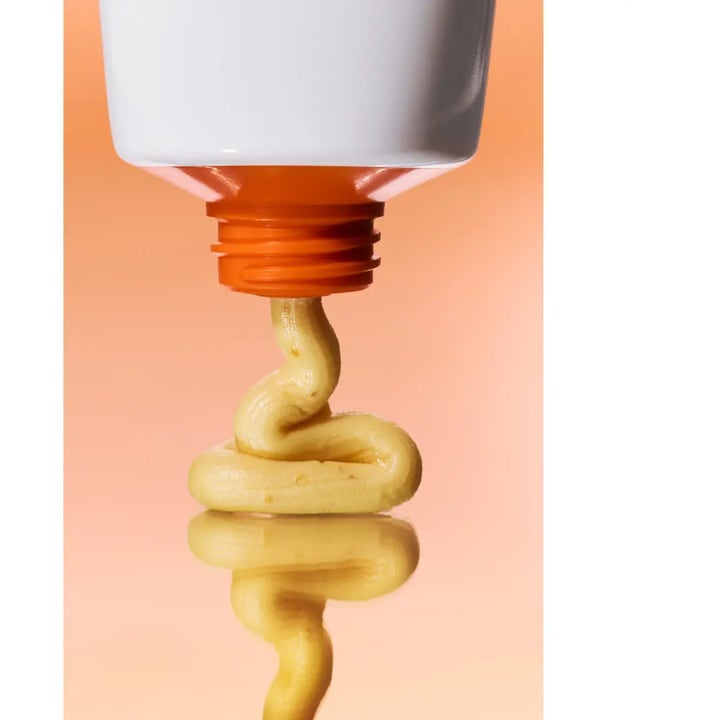 Klairs Freshly Juiced Vitamin Mask Cleanser 20 ml lystergivande rengöring med gul krämig textur tryckt ur en vit och orange tub