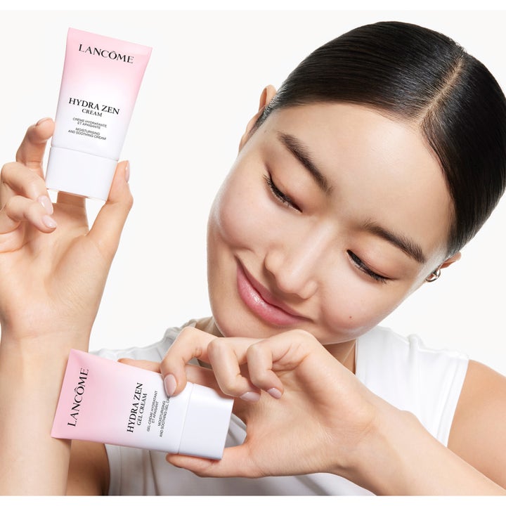Lancôme Hydra Zen Moisturizing Gel Cream 30 ml lugnande dagkräm i rosa tuber som hålls av en kvinna