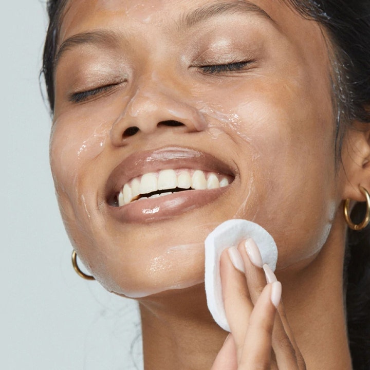 Dermalogica UltraCalming Cleanser 500 ml ansiktsrengöring som inte irriterar huden kvinna torkar bort gel med bomullspad.
