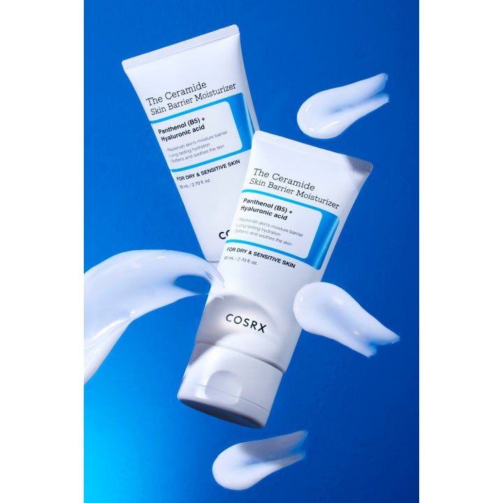 COSRX The Ceramide Skin Barrier Moisturizer 80 ml ansiktskräm i vita tuber och krämig textur mot en klarblå bakgrund
