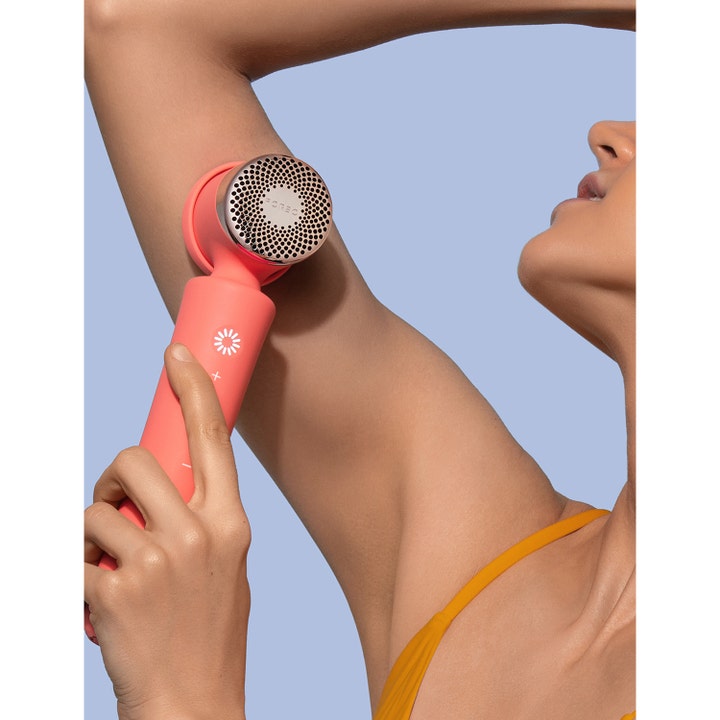 FOREO PEACH 2 Peach IPL hårborttagning som används mot armhålan för att skapa ett silkeslent resultat.