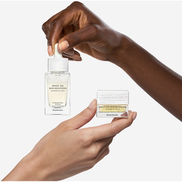 Elizabeth Arden White Tea Brightening Eye Gel 15 ml ger lyster i liten glasburk med vitt lock som hålls i en hand