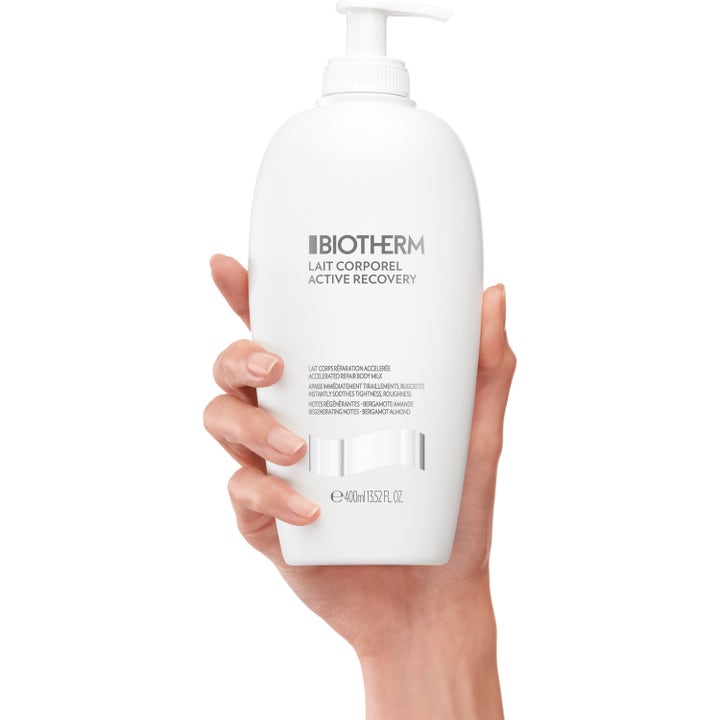 Biotherm Lait Corporel Active Recovery 400 ml reparerande body lotion i vit pumpflaska som hålls i en hand.