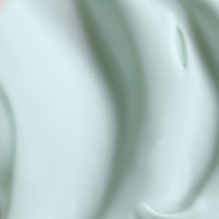 KORA Organics Active Algae Lightweight Moisturizer 50 ml är en lätt gelkräm med mjuk, ljusgrön textur.