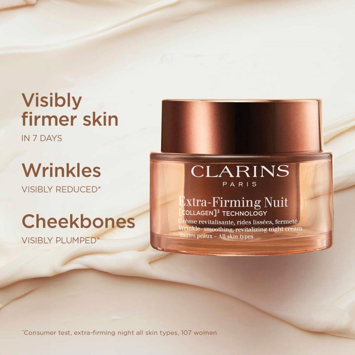 Clarins Extra-Firming Nuit 50 ml nattkräm i bronsfärgad glasburk ger fastare hy på en krämig texturbakgrund.