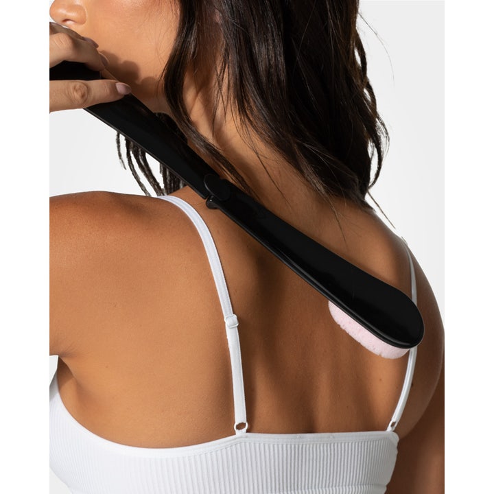 Loving Tan Easy To Reach Back Applicator 1 st svart appliceringshjälp med rosa dyna som når över hela ryggen.