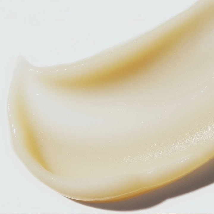 MANTLE The Eye Smoother 15 ml plumpande återfuktande ögonkräm med en rik och krämig ljusgul textur.