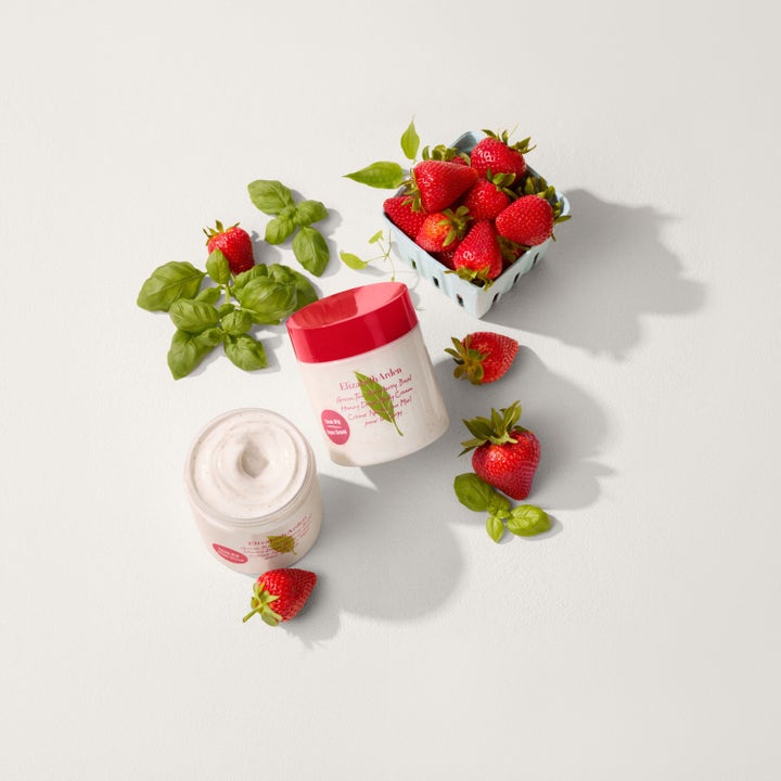 Elizabeth Arden Green Tea Strawberry Basil Body Cream 500 ml återfuktande kroppskräm i burk med färska jordgubbar och basilika.