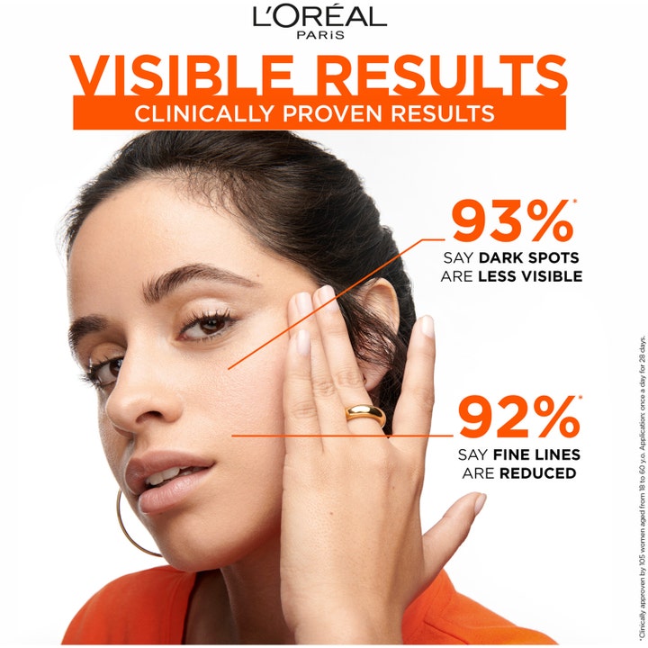 L'Oréal Paris Revitalift Clinical Daily UVA Fluid SPF50 50 ml solskydd som motverkar mörka fläckar på en kvinnas hy.
