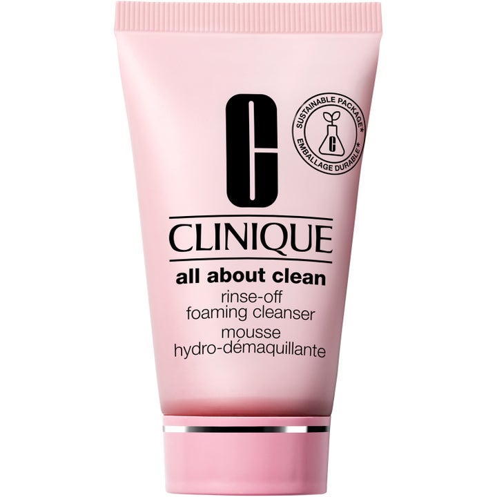 Clinique All About Clean Rinse-off Foaming Cleanser ger ren hy i en ljusrosa tub med svart text och silverdetalj.