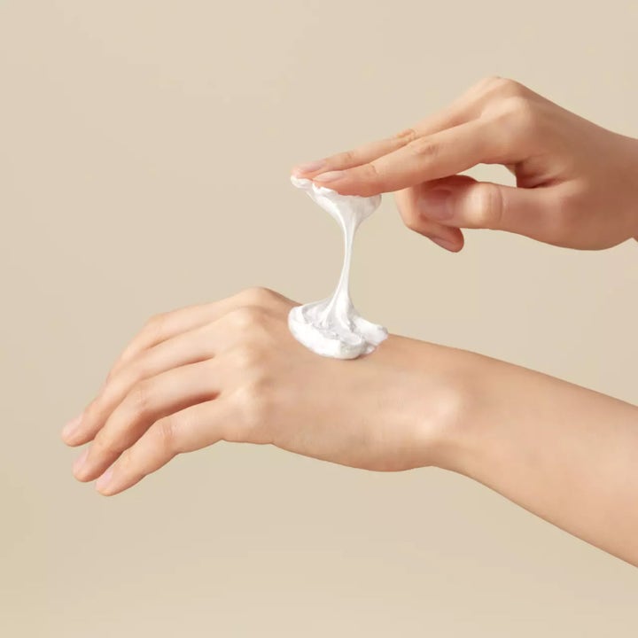 I'm from Rice Whip Facial Cleanser 150 ml krämig ansiktsrengöring med stretchig vit textur på en hand