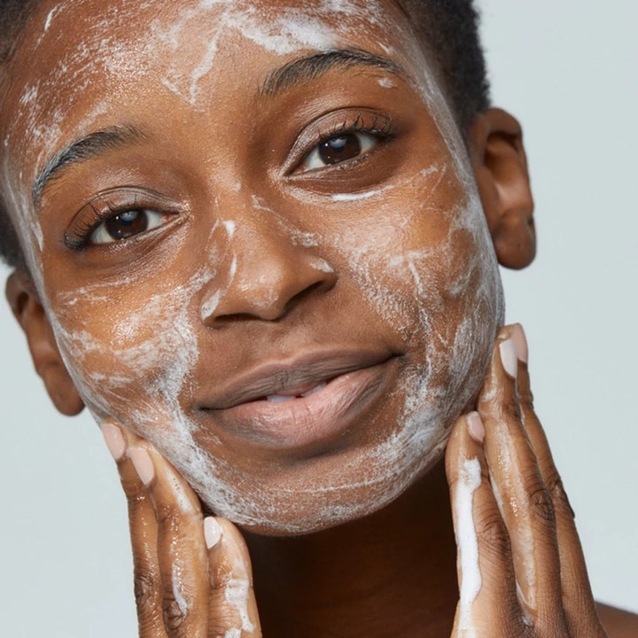 Dermalogica Special Cleansing Gel 250 ml tvålfri djuprengöring ansikte som löddrar på huden.