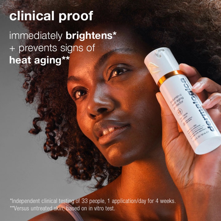 Dermalogica Biolumin-C Heat Aging Protector 50 ml lystergivande dagkräm SPF 50 hålls av kvinna i varmt ljus.