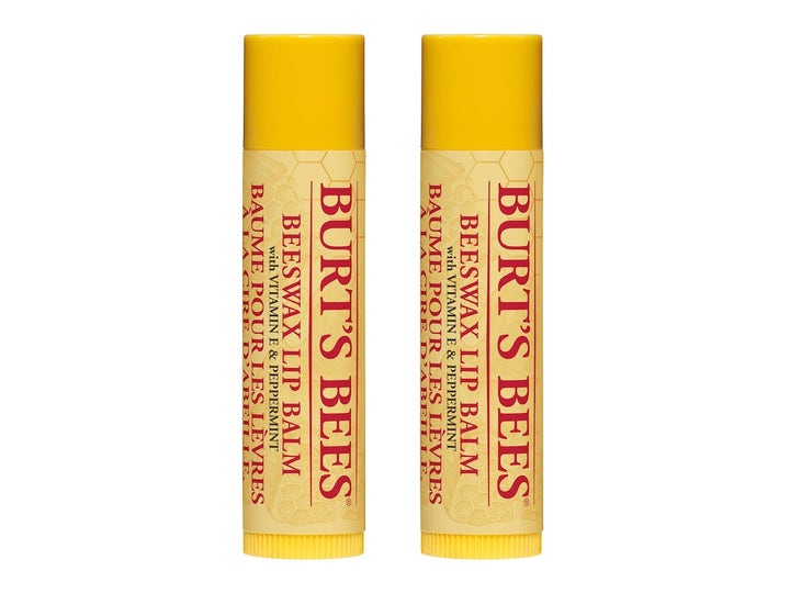 Burt's Bees Beeswax Lip Balm 2-pack mjukgörande läppbalsam med bivax och pepparmynta i gula hylsor med röd text.
