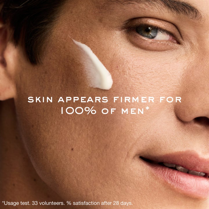Nuxe Men Anti Age Cream 50 ml i en krämig vit formula som appliceras på huden för en fastare känsla.