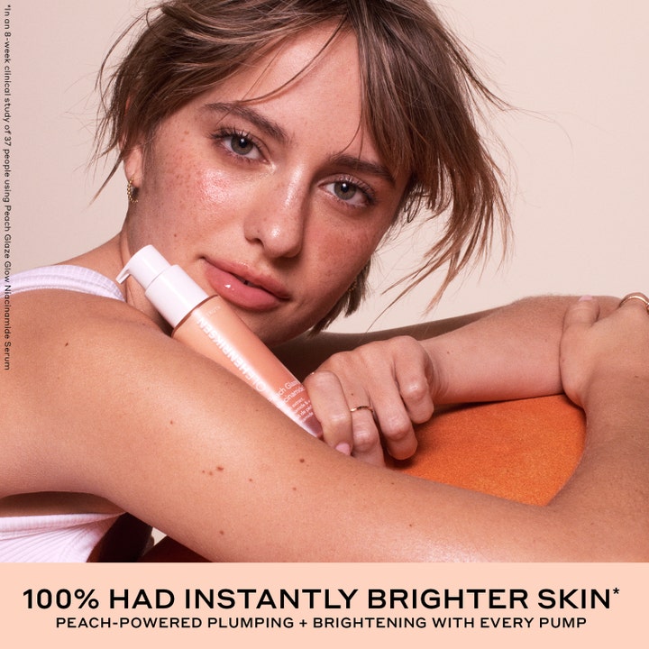 Ole Henriksen Truth Peach Brightening Serum 30 ml lystergivande serum i persikofärgad pumpflaska som hålls av en kvinna.