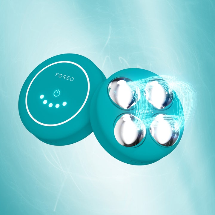 FOREO BEAR 2 body Evergreen 1 st ger huduppstramning med mikroström och fyra runda stålkulor i en grön enhet