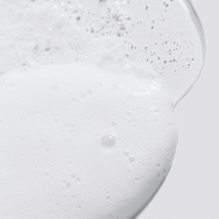 Dermalogica Special Cleansing Gel 500 ml ansiktsrengöring som bildar ett vitt luftigt skum och klar gel