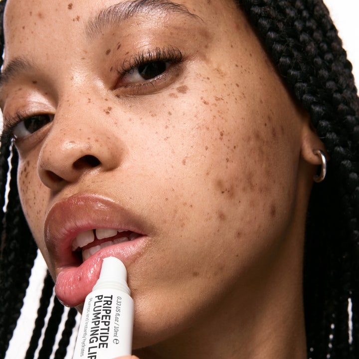 The INKEY List Tripeptide Plumping Lip Balm 10 ml läppbalsam med tripeptid ger utfyllnad och appliceras på läpparna.