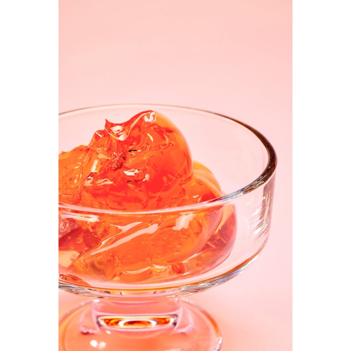 Mixsoon PDRN Collagen Cream 50 ml återfuktande ansiktskräm ger lyster med orange gel-konsistens i en glasskål
