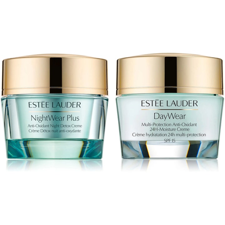 Estée Lauder DayWear och NightWear Plus ansiktskrämer i ljusblå glasburkar med guldlock som ger huden lyster.
