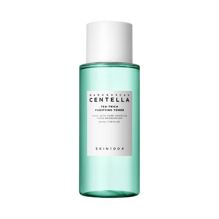 Skin1004 Madagascar Centella Tea-Trica Purifying Toner 210 ml toner cica för fett hy i en ljusgrön flaska med vitt lock.