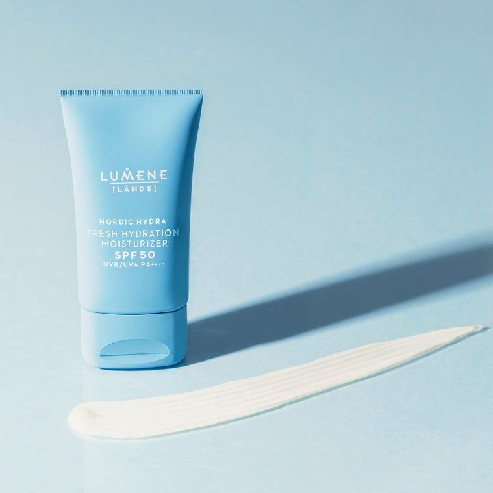 Lumene Nordic Hydra Fresh Hydration Moisturizer 50 ml återfuktande dagkräm för ansiktet med spf 50 i ljusblå tub med vit textur