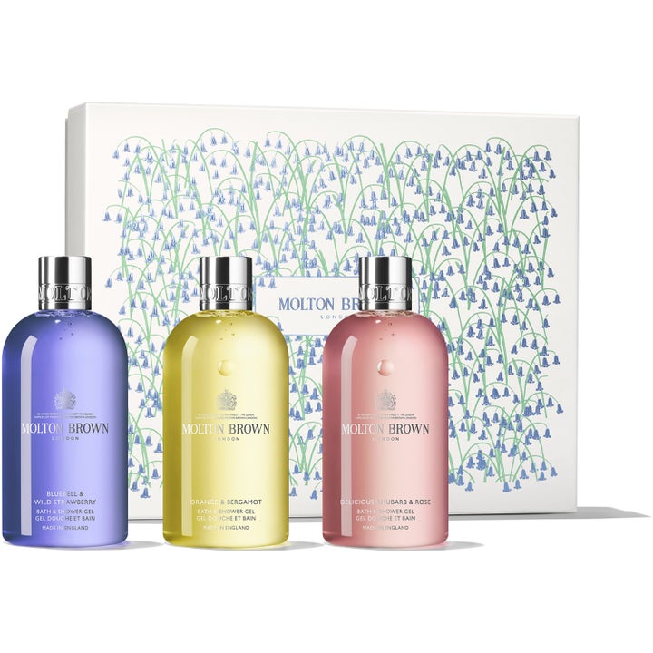 Molton Brown Bath & Shower Gel 3x300ml presentset med färgglad duschgel framför vit ask prydd med blå klockblommor.