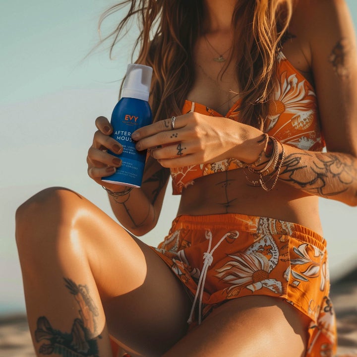EVY Technology Daily Tan Activator & After Sun i blå mousseflaska ger aftersun och 24 timmars återfuktning i solen.