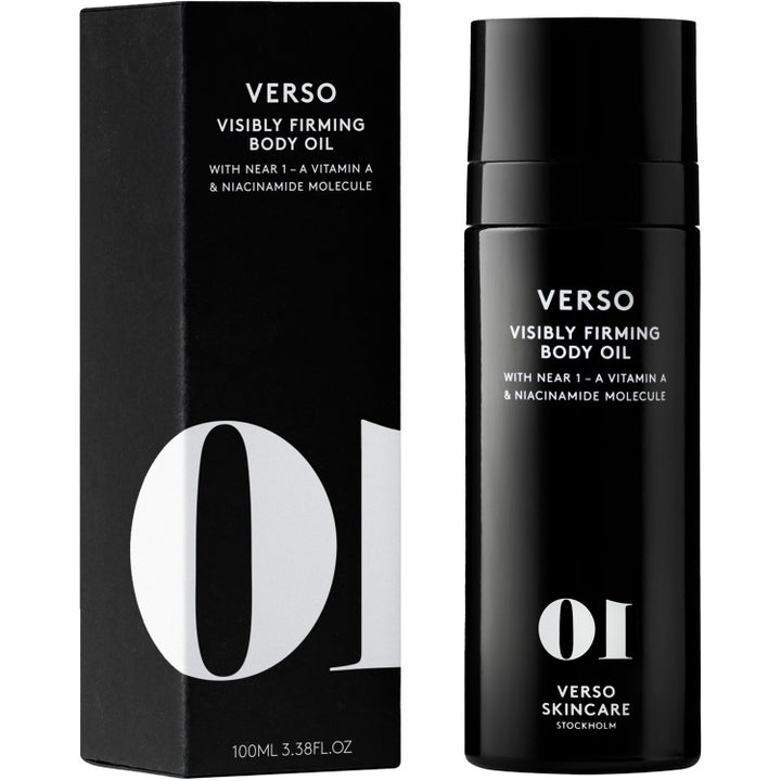 Verso Visibly Firming Body Oil 100ml ger fasthet med vitamin A och niacinamid i svart flaska och matchande ask
