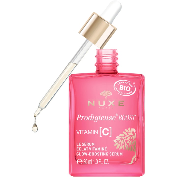 Nuxe Prodigieuse Boost Vitamin C Glow Boosting Serum 30 ml lystergivande c-vitamin serum ansiktet i rosa flaska med pipett.