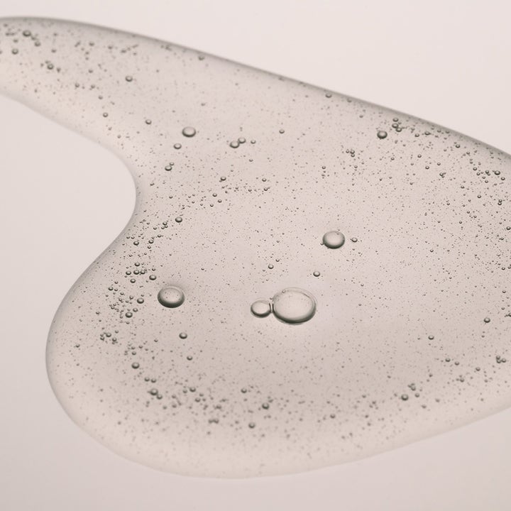 Babor DOC 10D Hyaluronic Acid Ampoule Serum 14 ml med en klar och bubblig gelkonsistens för ansiktsvård.