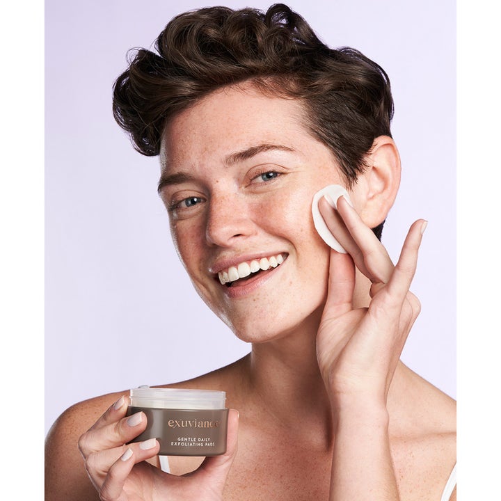 Exuviance Gentle Daily Exfoliating 60 Pads ger glow med fruktsyra när en pad från den grå burken används.