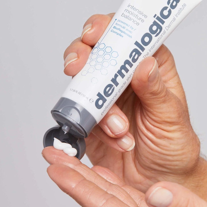 Dermalogica Intensive Moisture Balance 50 ml hudbarriär stärkande ansiktskräm trycks ut som vit kräm ur tub